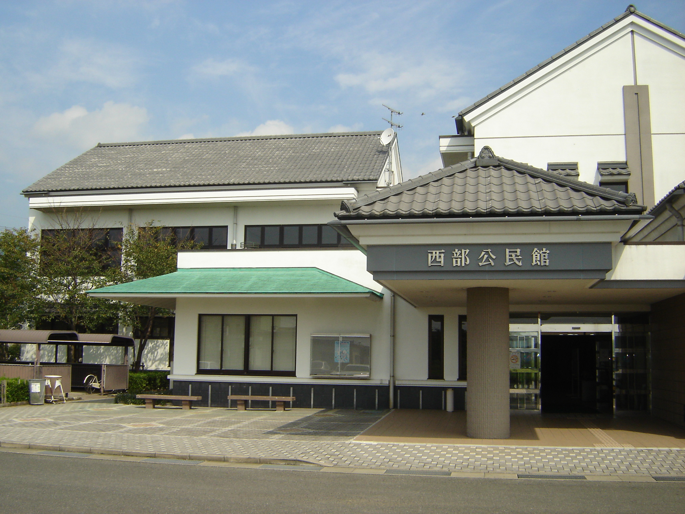 苅田町立図書館